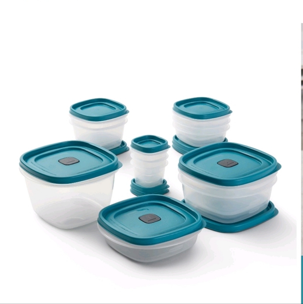 NWT Holiday Rubbermaid 24 piece set